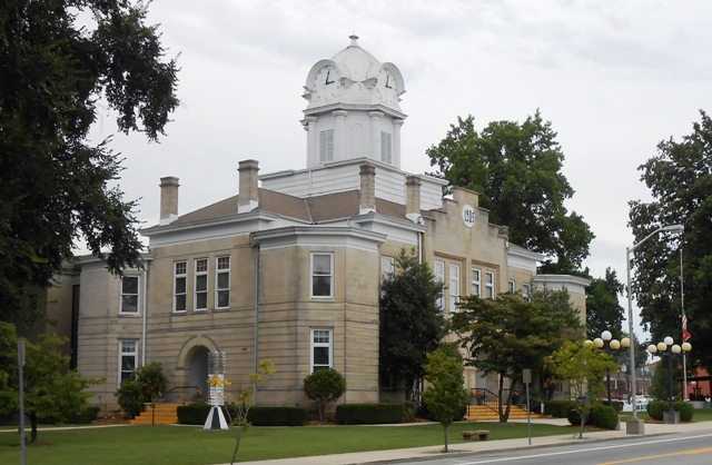 Building in downtown Crossville.