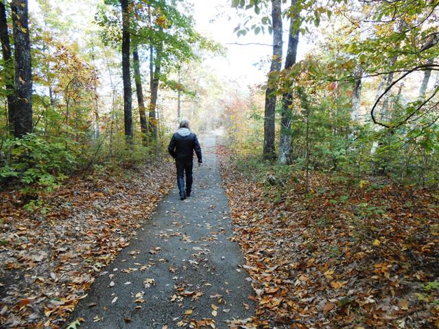 Heading toward the trail to the Natural Arch.