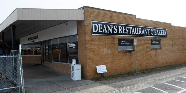 Our lunch destination was Dean's Restaurant and Bakery in Jackson Square, just a few steps away from the Oak Ridge Play House.