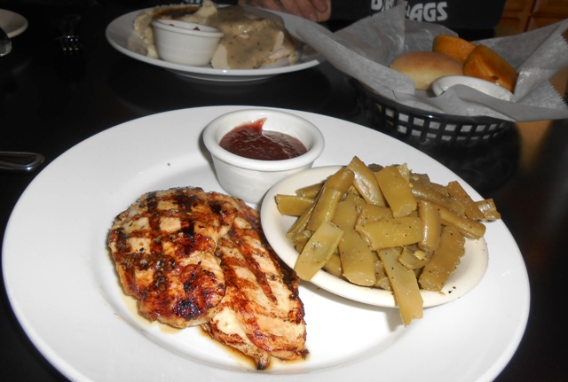 Grilled chicken and green beans. Yum!