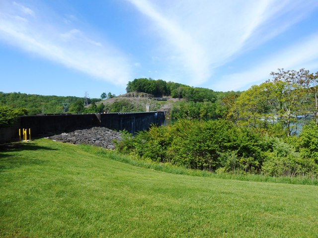 Looking from the side parking lot toward the dam.