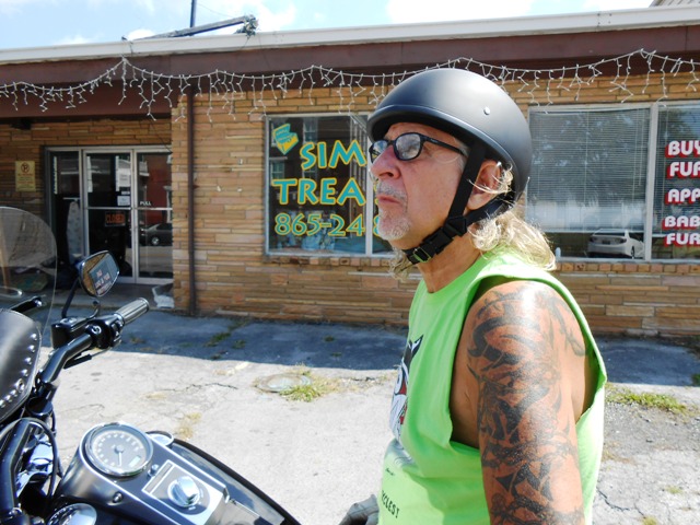There's Jeff admiring the court house from his bike.