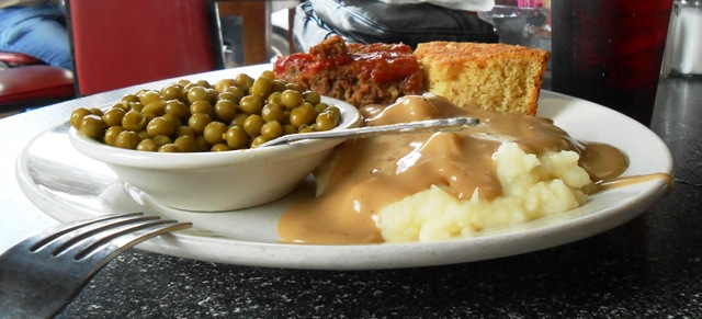 Meatloaf, potatoes, peas... YUM!