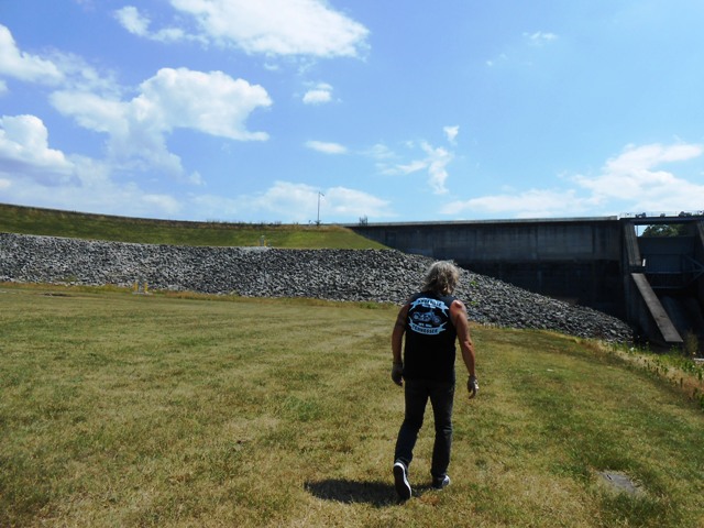 We decide to walk for a closer view of the dam.