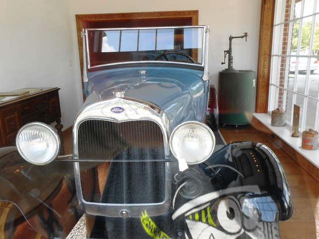 A nice historic car inside the building. Wow!
